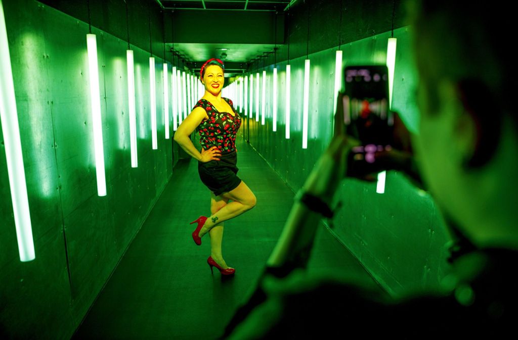 Eine Besucherin posiert instagramtauglich vor einer der vielen  Kulissen im Selfie-Museums „The WOW! Gallery“ in Berlin.