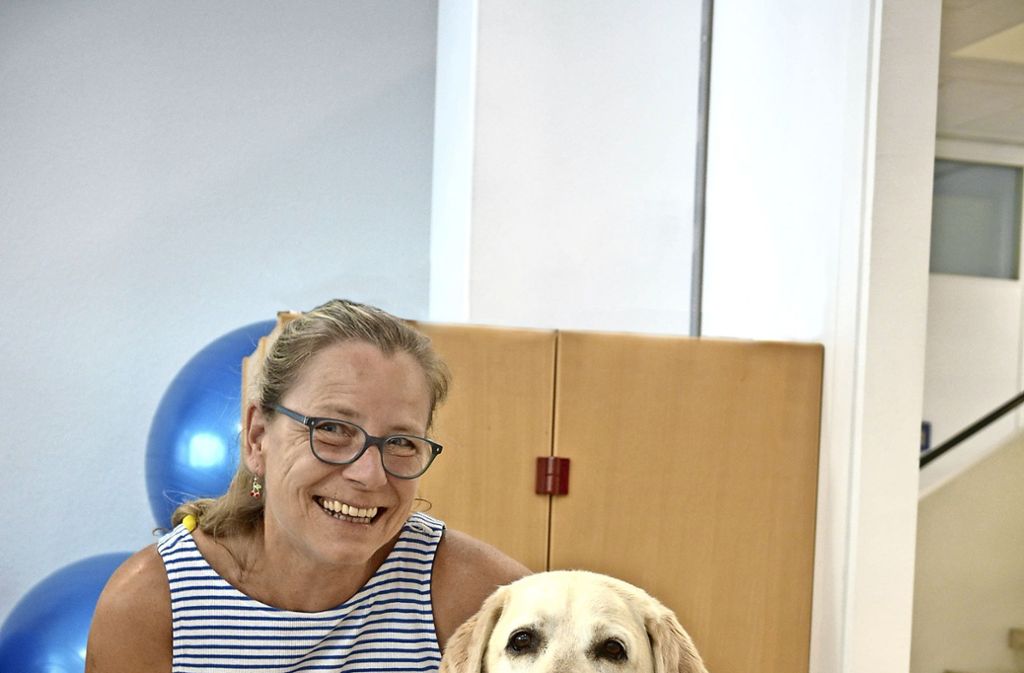 Labradordame Alva hilft den Besuchern des Gemeindepsychiatrischen Zentrums: Therapiebegleiterin auf vier Pfoten