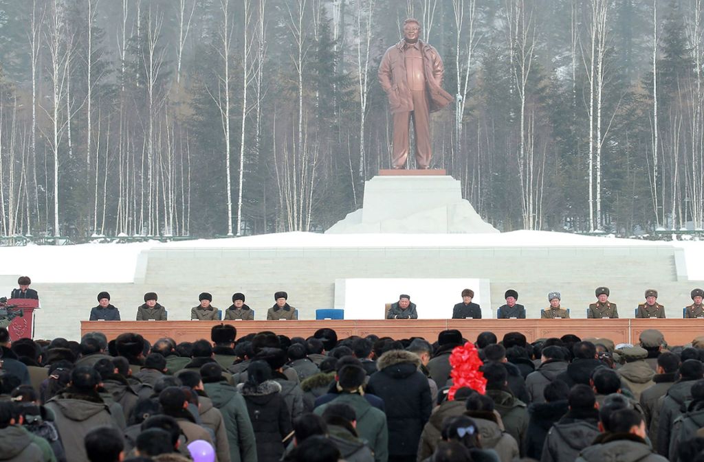 Im stalinistisch geprägten Nordkorea gilt der Paektu auch als Symbol der Herrscherfamilie. Auf ihm wurde angeblich der Ende 2011 gestorbene Vater Kim Jong Uns, Kim Jong Il, geboren.