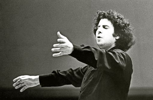 Oft dirigierte Mikis Theodorakis seine Werke selbst, wie hier am 1. Mai 1972. Foto: imago/Mary Evans