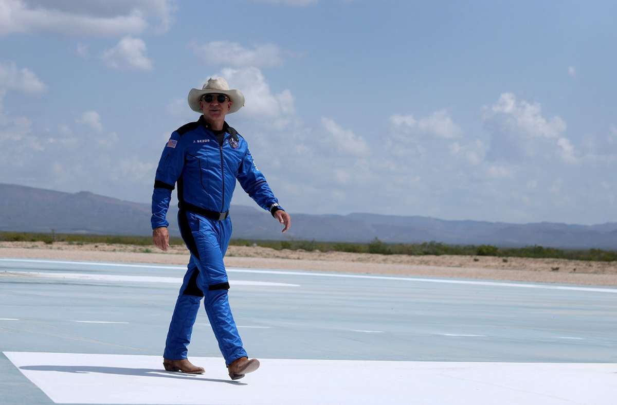 Jeff Bezos in bizarrer Cowboy-Verkleidung vor seinem Ausflug ins All.