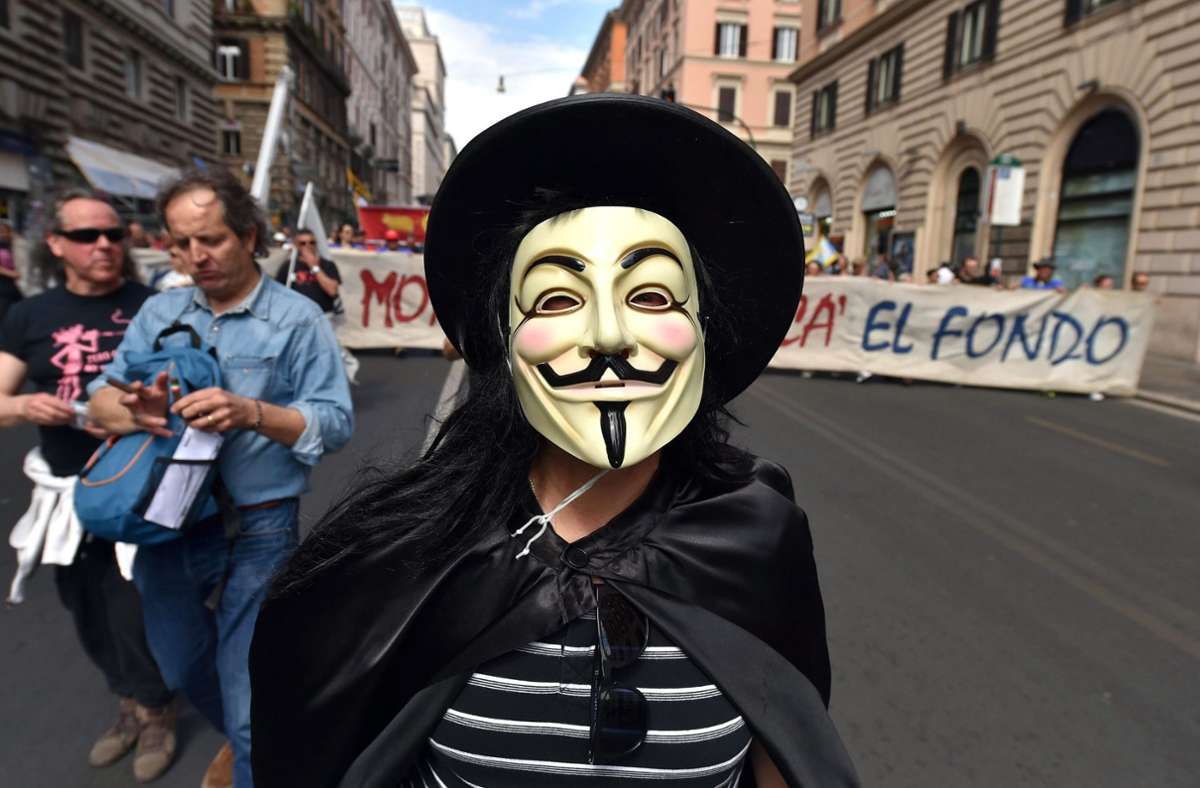 Ein Demonstrant mit der Maske des Verschwörers Guy Fawkes