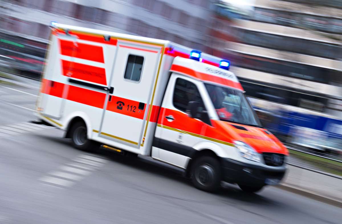 Unfall auf Baustelle in Sulzbach an der Murr: Bein eines Bauarbeiters von Lkw eingeklemmt
