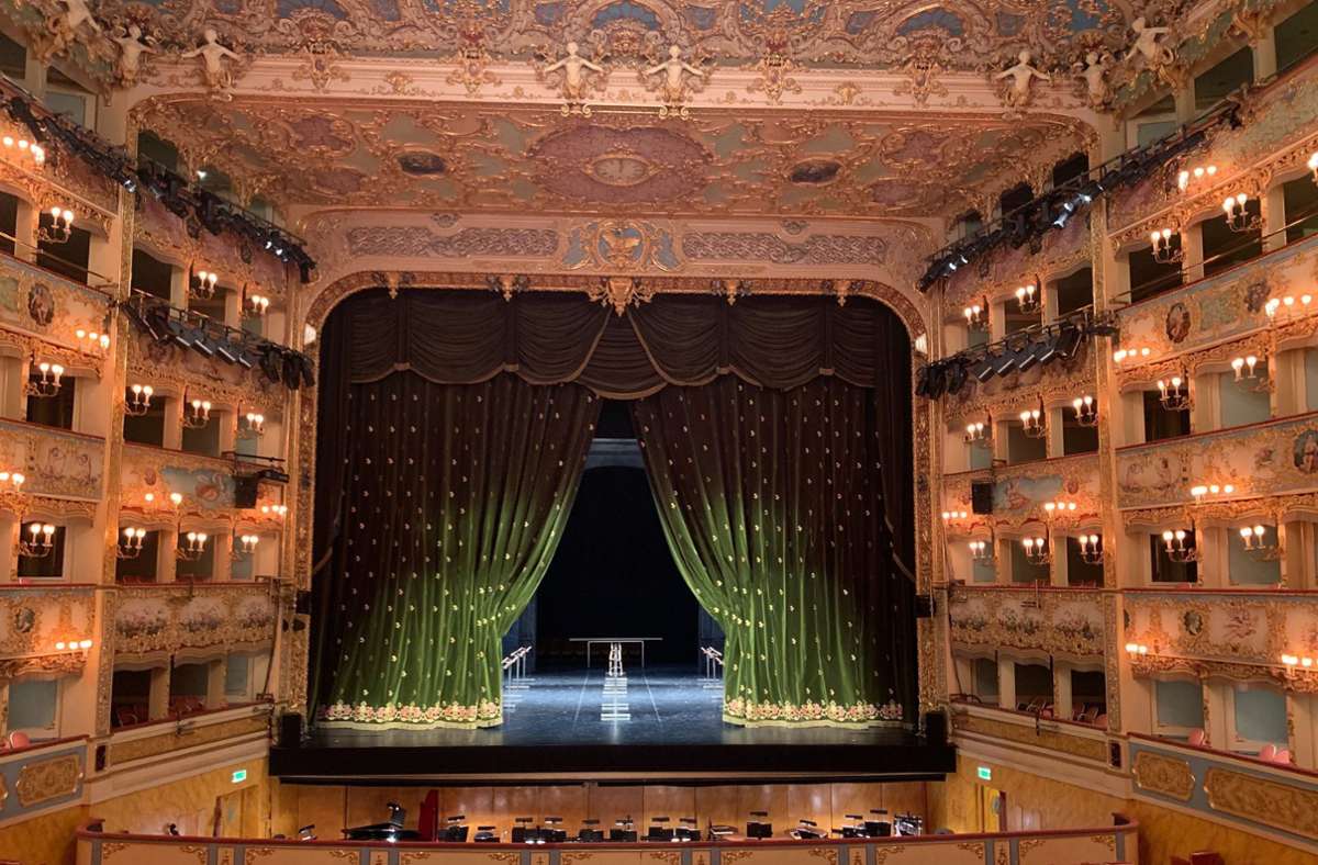 So sieht das berühmte Opernhaus La Fenice in Venedig 25 Jahre nach dem Großbrand aus. Foto: dpa/Annette Reuther
