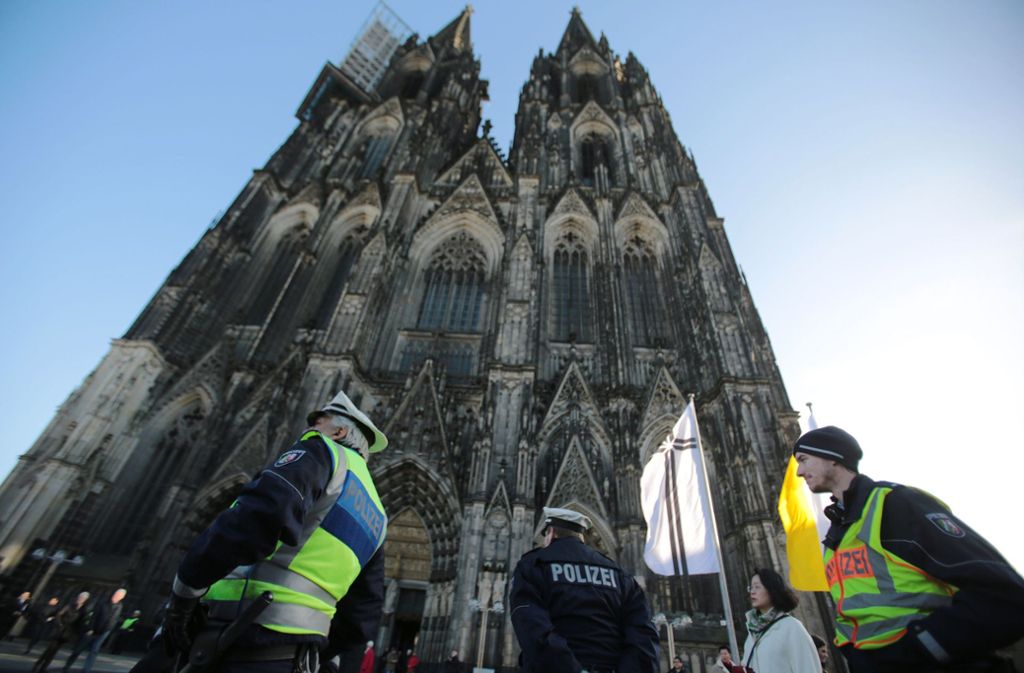 Am Kölner Dom: Passanten Glied gezeigt – Polizisten nehmen Exhibitionist fest