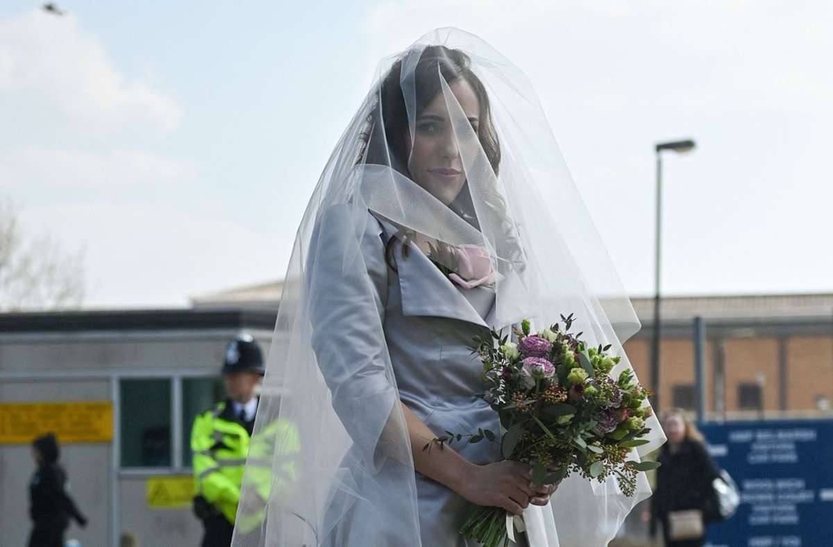 Hochzeit in London: Julian Assanges Braut kommt im Hochzeitskleid zum Gefängnis