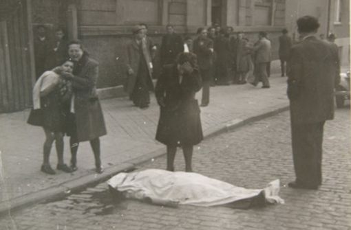 Stuttgart, Reinsburgstraße, 29. März 1946: Ein weißes Tuch liegt über der Leiche des erschossenen Shmuel Dancyger. Foto: /Archiv des Jüdischen Museums Berlin