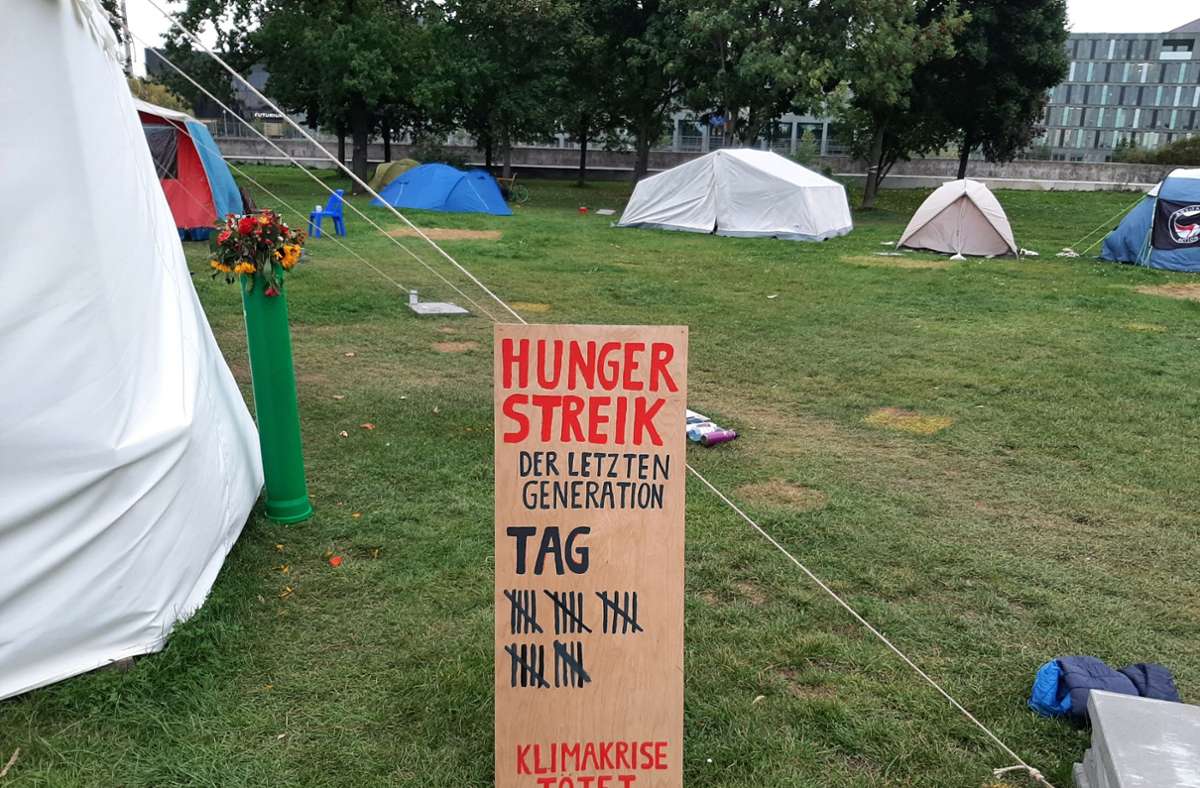 Eine Strichliste zählt die Tage: Der Hungerstreik läuft seit dem 30. August.