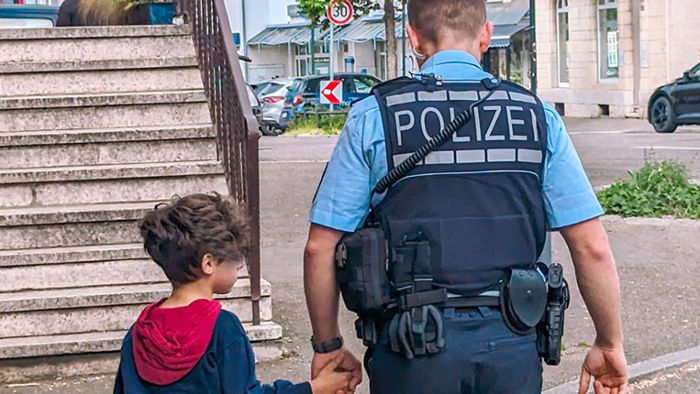 Polizei hilft weinendem Jungen bei der Suche nach seinem Zuhause