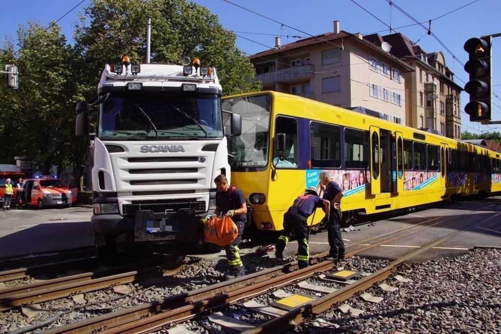 Acht Menschen verletzt: Lastwagen fährt in Stadtbahn