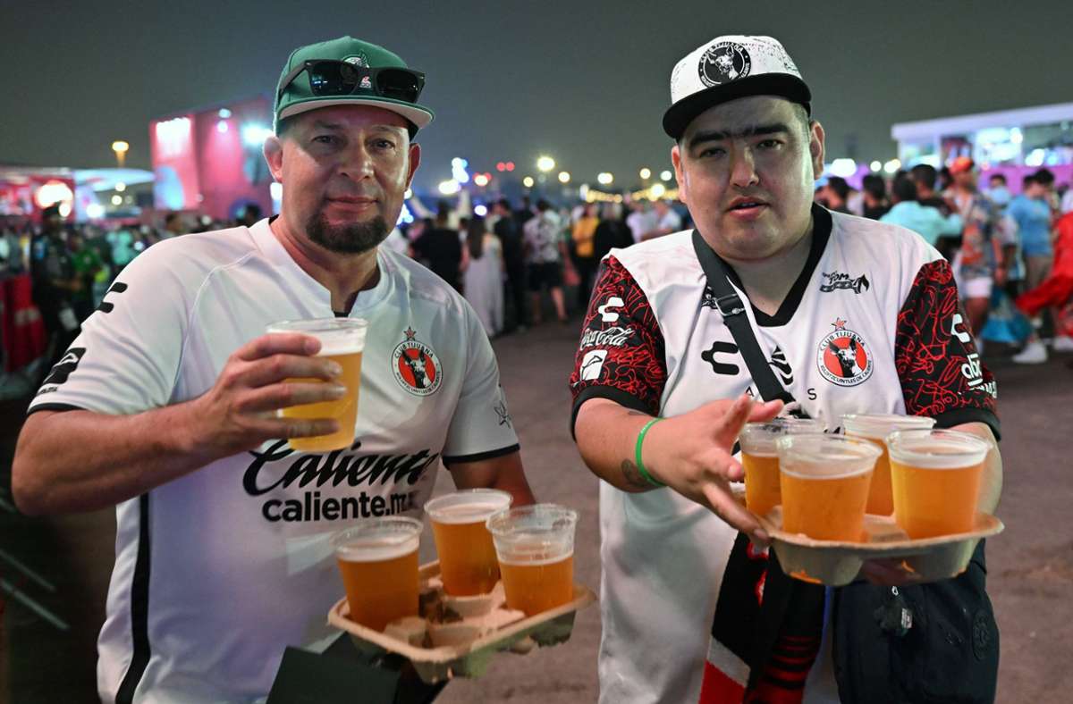 Bier gibt es für Fans bei der WM in Katar schon zu trinken – allerdings nur in abgegrenzten Bereichen und nicht in den Stadien. Foto: AFP