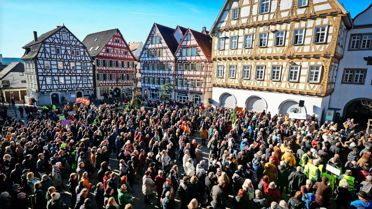 Voller Marktplatz: Bei der Demonstration „Leonberg bleibt bunt“ haben sich laut Polizei rund 1200 Menschen eingefunden.
