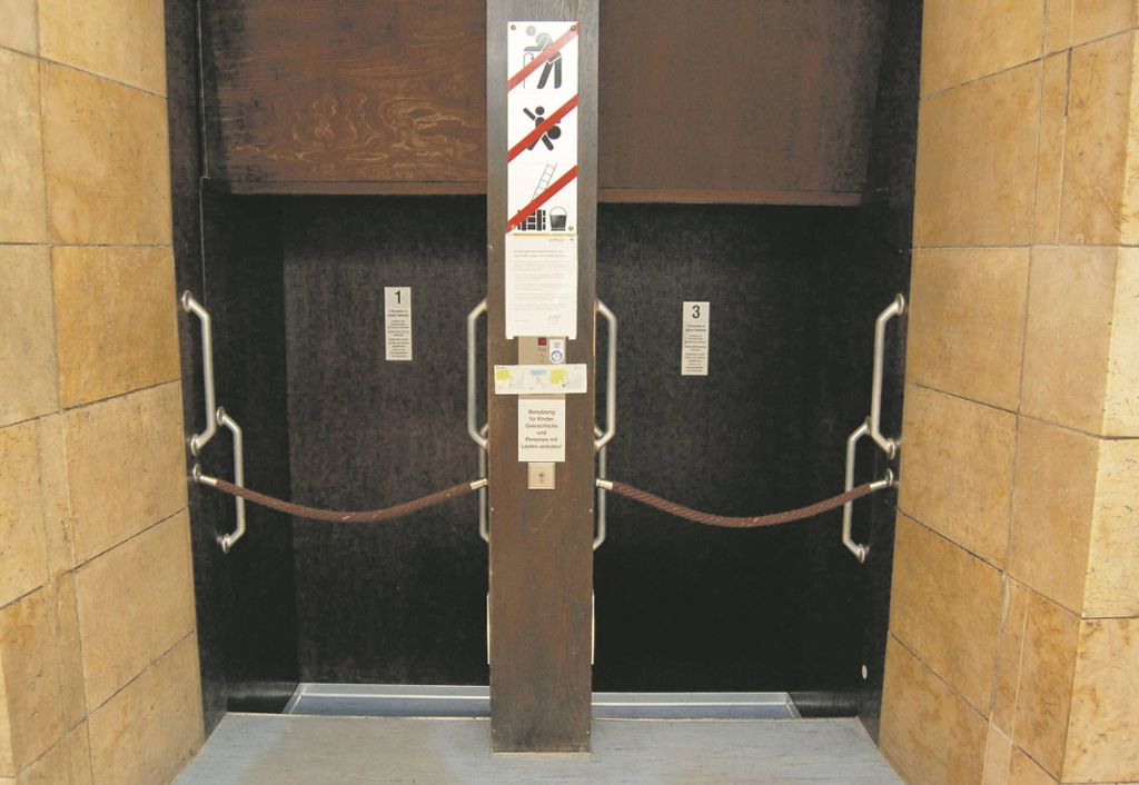 Die drei historischen Aufzüge sind nach einem Unfall vor mehreren Wochen außer Betrieb: Paternoster im Stuttgarter Rathaus nach Unfall außer Betrieb