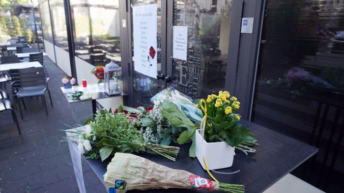 Trauernde legen Blumen vor Restaurant nieder