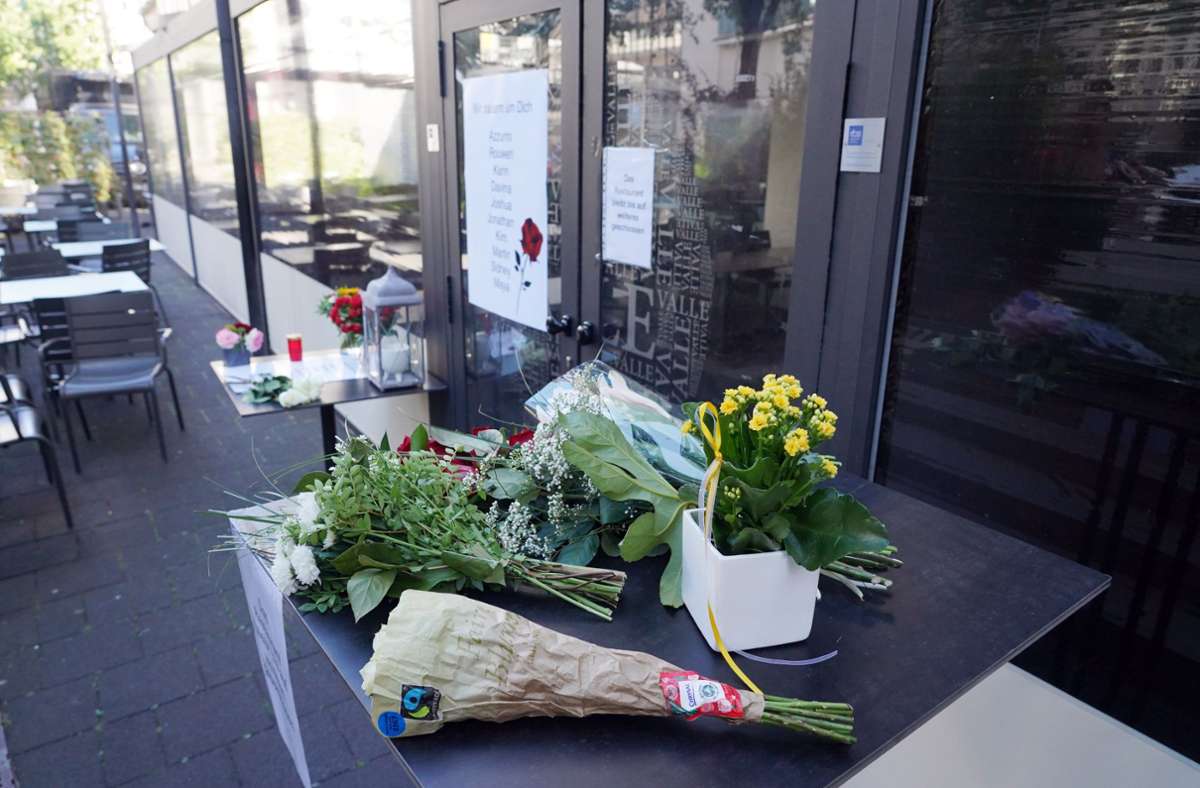 Zwei Tote in Stuttgarter Lokal: Trauernde legen Blumen vor Restaurant nieder