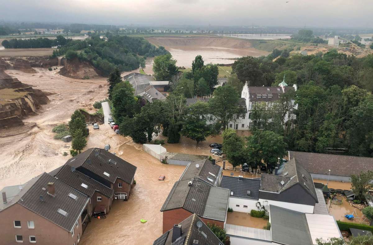 Hochwasser  in Rheinland-Pfalz und Nordrhein-Westfalen: Zahl der Toten steigt weiter