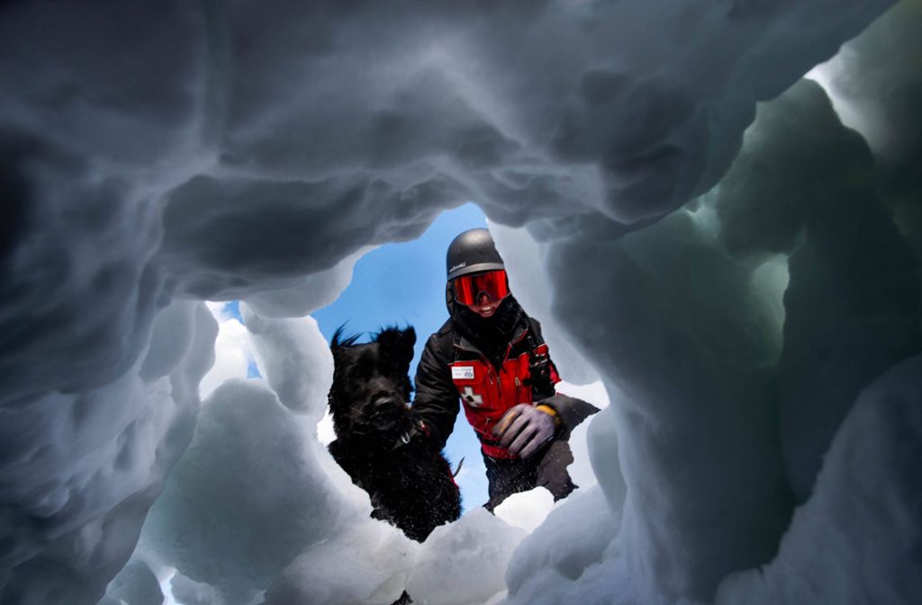 Dramatische Rettung nach Skiunfall: Vater befreit Sohn aus Eisgrab