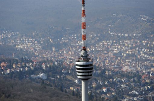Blick über Stuttgart mit Fernsehturm von Degerloch aus – der beste Stadtbezirk ist laut einer Twitter-Umfrage aber ein anderer. Alle 23 Platzierungen in unserer Bildergalerie. Foto: dpa/Patrick Seeger