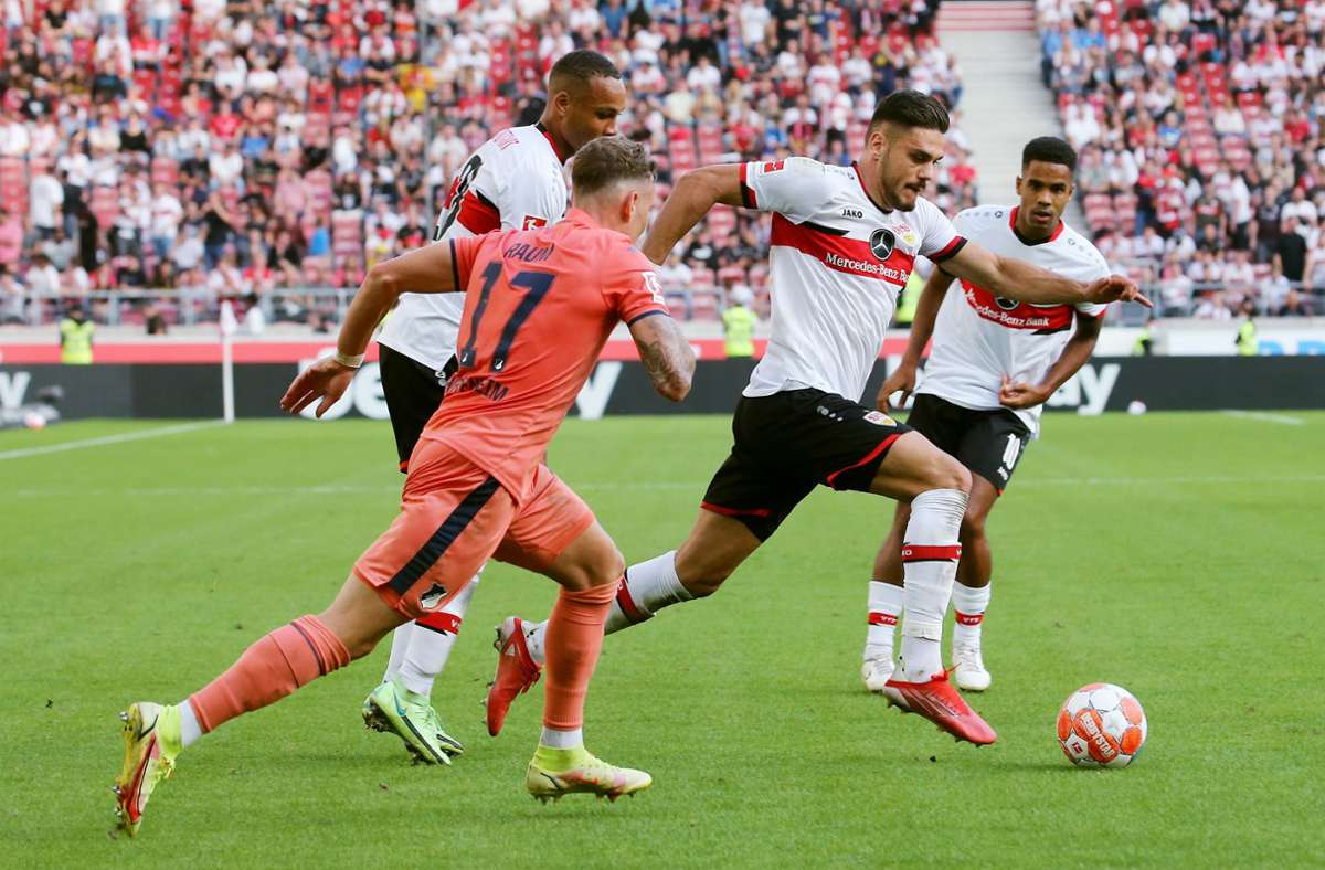 Voller Energie: Konstantinos Mavropanos tritt mit Ball an. Der Abwehrspieler des VfB Stuttgart erzielte gegen die TSG Hoffenheim ein Tor.