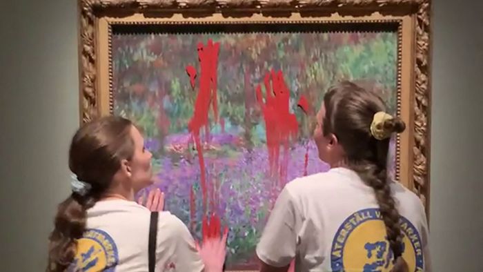 Klimaaktivistinnen kleben sich  an Monet-Gemälde fest