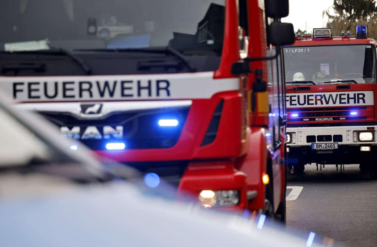 Brand auf Pforzheimer Parkdeck: Drei Autos  gehen in Flammen auf – 300.000 Euro Schaden