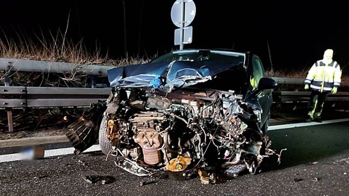 Auto schleudert 200 Meter weit – zwei Verletzte nach Unfall