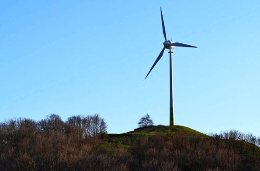 Das Windrad auf dem Grünen Heiner ist rund 70 Meter hoch. Der Nachfolger soll rund 180 Meter aufragen. Foto: Stadtwerke Stuttgart