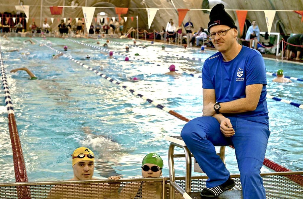 Gunnar Heidenreich und sein Team siegten beim  24-Stunden-Schwimmen im Inselbad: Die  „Warmduscher“ ziehen ihre Bahnen