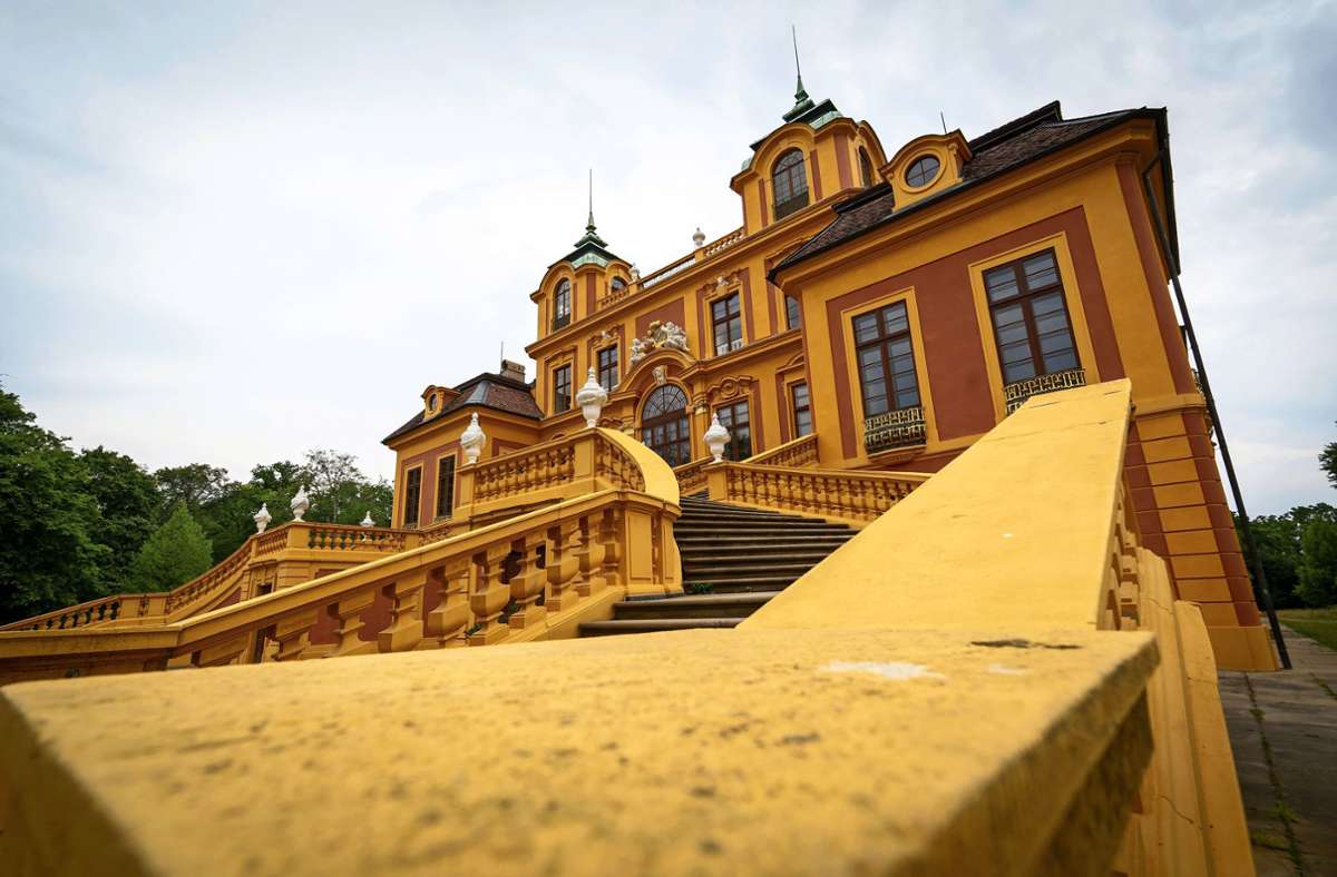 Ruhig gelegen  wirkt das Schloss Favorite mit seiner  Freitreppe im Vergleich zum  publikumsintensiven   Residenzschloss. Foto: Jürgen Bach
