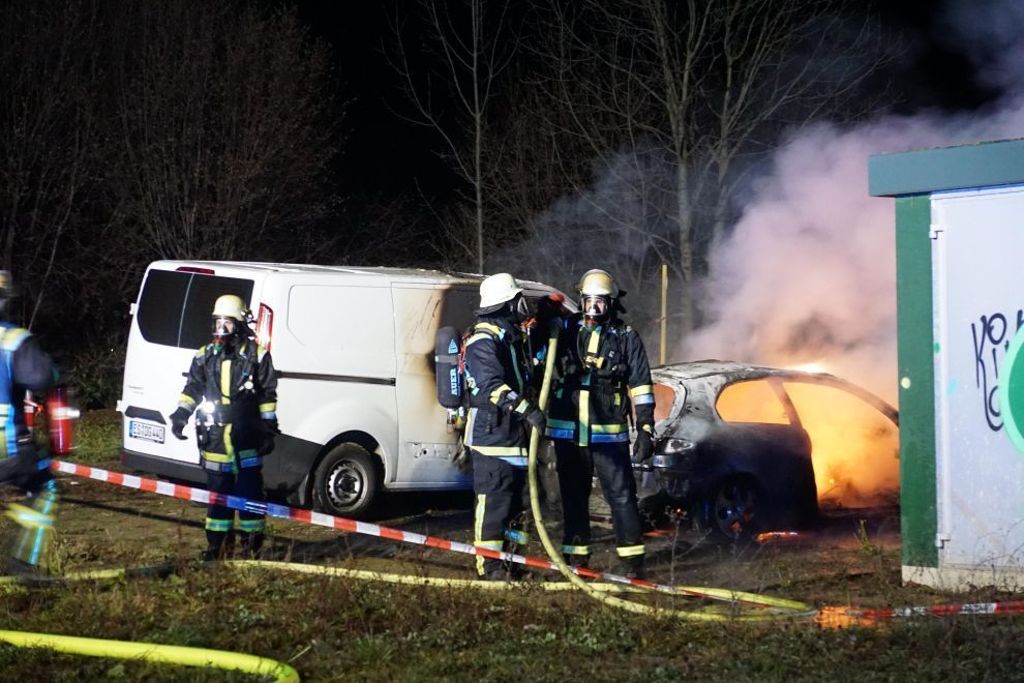 14.12.2015 PKW-Brand nach Raubüberfall auf Kurierfahrzeug in Kirchheim