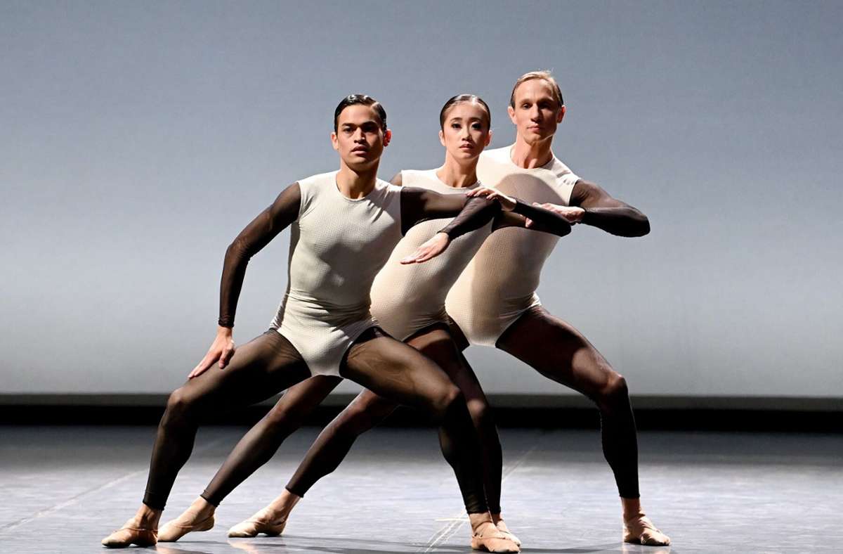 Im Juli 2022 gratulierte Edward Clug dem Stuttgarter Ballett zum 60. Geburtstag und schuf für das Programm „New Works“ das Stück „Source“. Die abgebildete Szene versammelt Adhonay Soares da Silva, Mizuki Amemia und Roman Novitzky.
