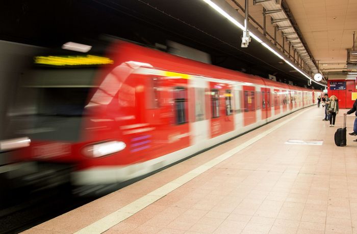 Vorfall in Stuttgart: Zwei Männer prügeln in S-Bahn aufeinander ein