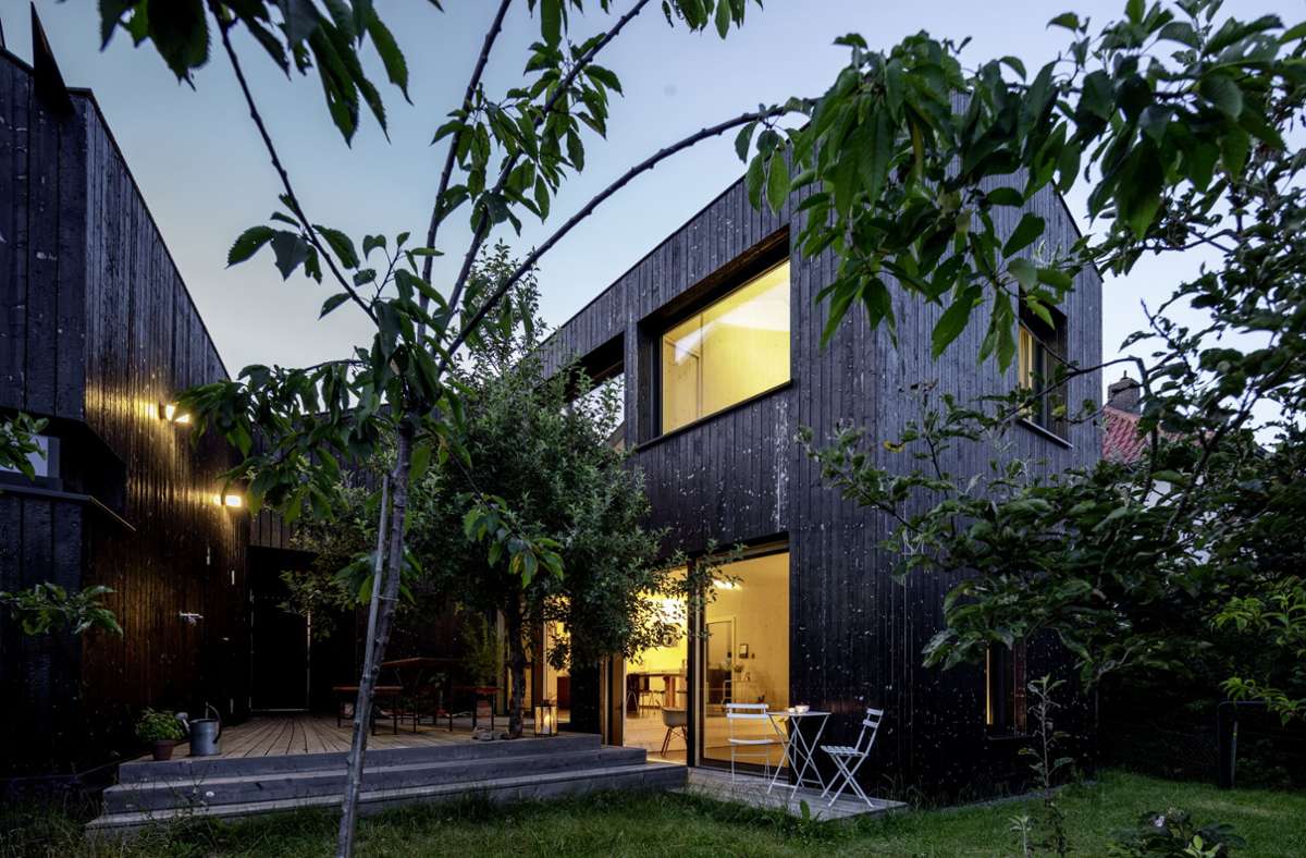 Das Haus b in Stuttgart von den Architekten Kai Beck und Sebastian Heinemeyer. Durch das Verkohlen und Abschrecken des Holzes entsteht ein schimmerndes Oberflächenfinish.