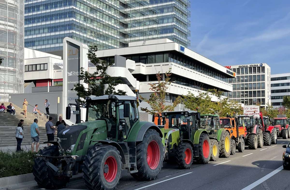 Die Landwirte parkten ihre Traktoren auf der rechten Spur.