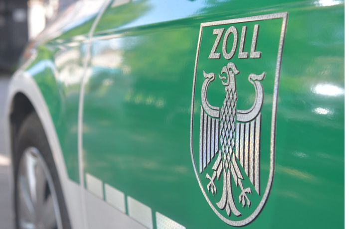 Zollkontrolle im Zug: 20.000 Euro im Strumpf versteckt