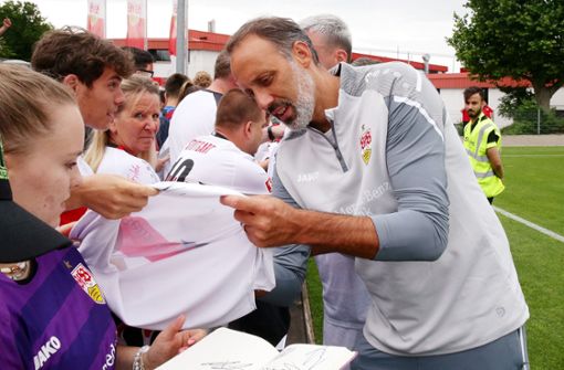 Auf Tuchfühlung mit den Fans: VfB-Coach Pellegrino Matarazzo Foto: Baumann