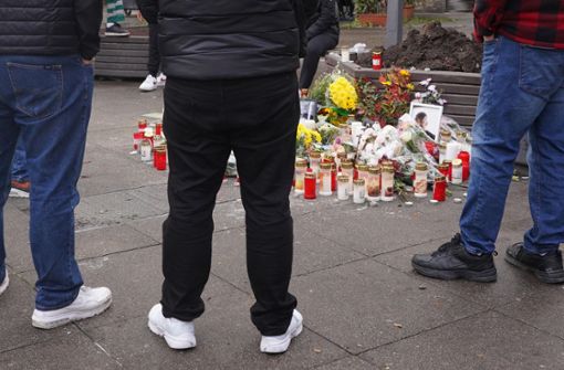 Trauer und Betroffenheit am Wilhelm-Geiger-Platz nach der Bluttat am 10. Oktober Foto: Andreas Rosar/Fotoagentur Stuttgart