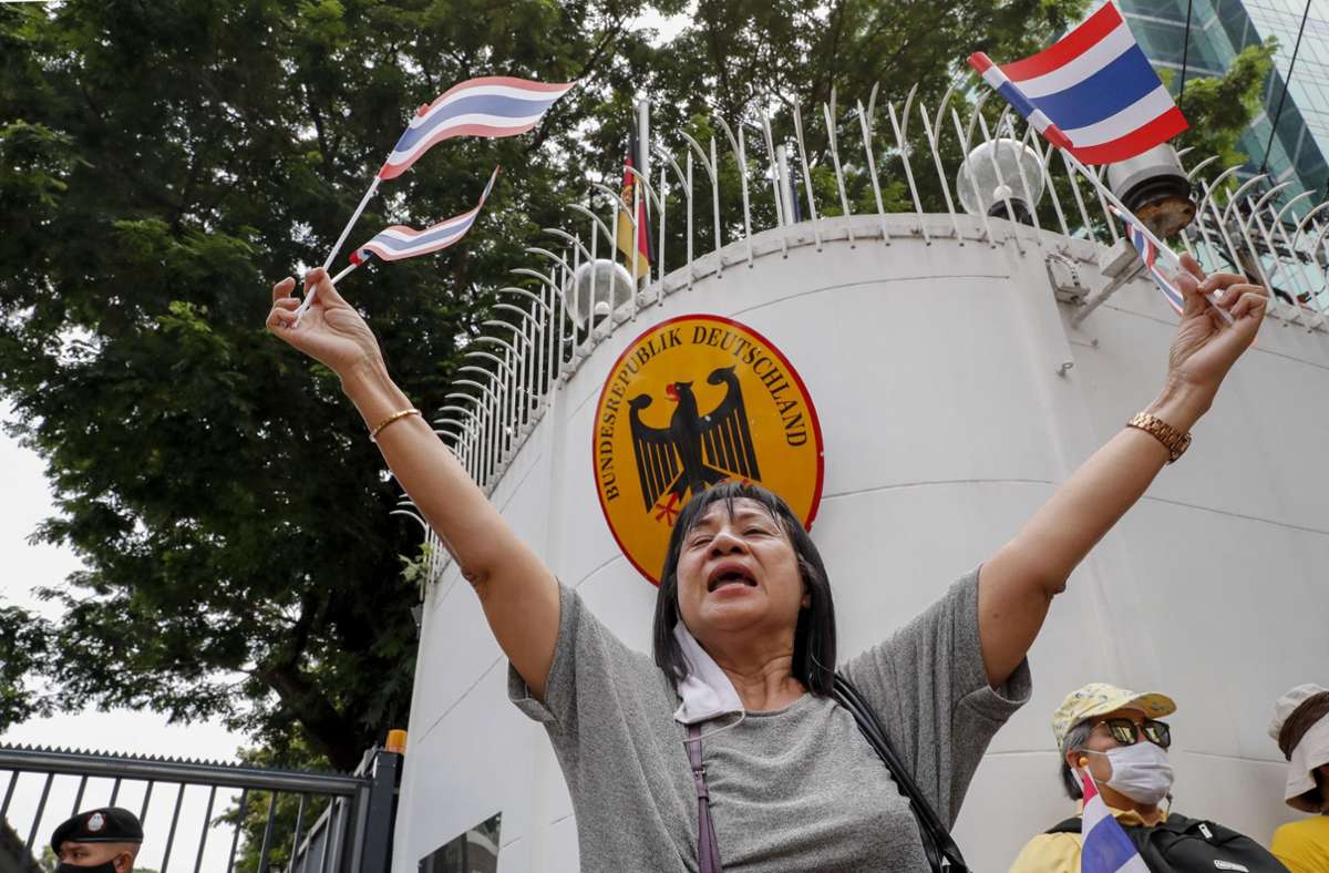 Demo vor Deutscher Botschaft: Regiert der Thai-König aus Bayern?