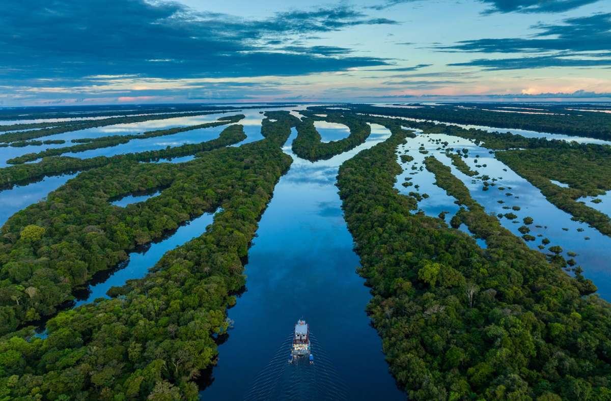 An manchen Stellen schlängelt sich der Amazonas mehrspurig durch das dichte Grün des Regenwaldes.