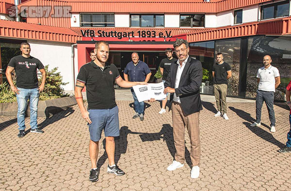 Initiative Unser Fußball: VfB-Fans übergeben Unterschriftenliste an Claus Vogt