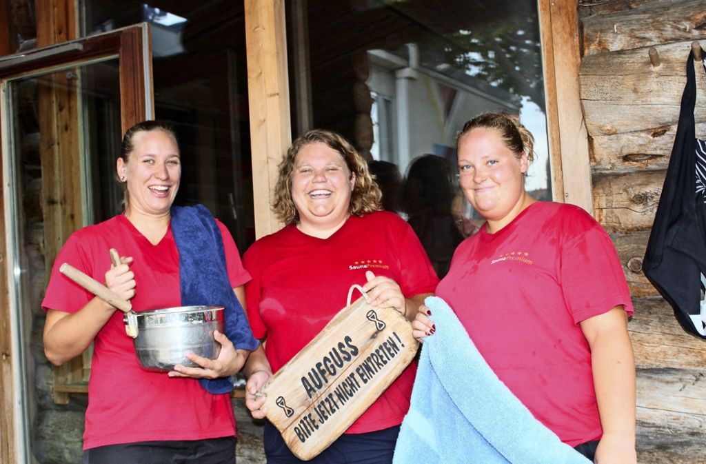 Elaine Franke, Marina Ade und Sina Keller (von links) sorgen für die Sauna-Aufgüsse.