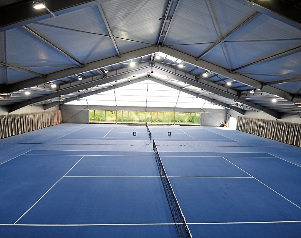 BAD CANNSTATT:  Hallensanierung des Cannstatter Tennisclubs abgeschlossen: Blauer Teppich statt roter Sand