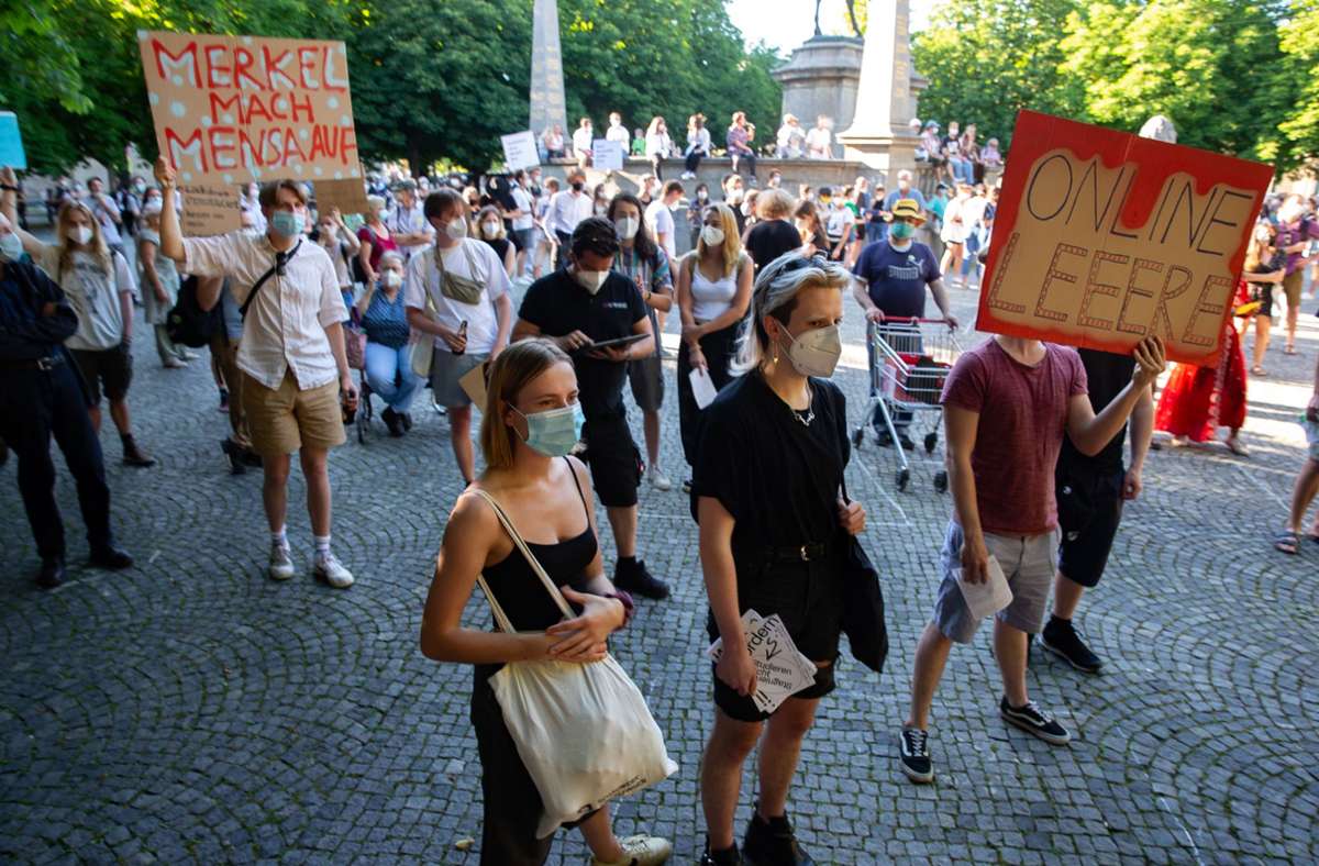 Demo  auf dem Karlsplatz in Stuttgart: Studierende machen ihrem Ärger Luft
