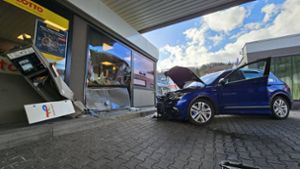 Stuttgart-Wangen: Auto rast ins Schaufenster von Tankstelle