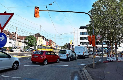 An der Kreuzung Hedelfinger Straße/Otto-Konz-Brücken ist bereits ein Kreisverkehr provisorisch eingerichtet. Foto: Mathias Kuhn