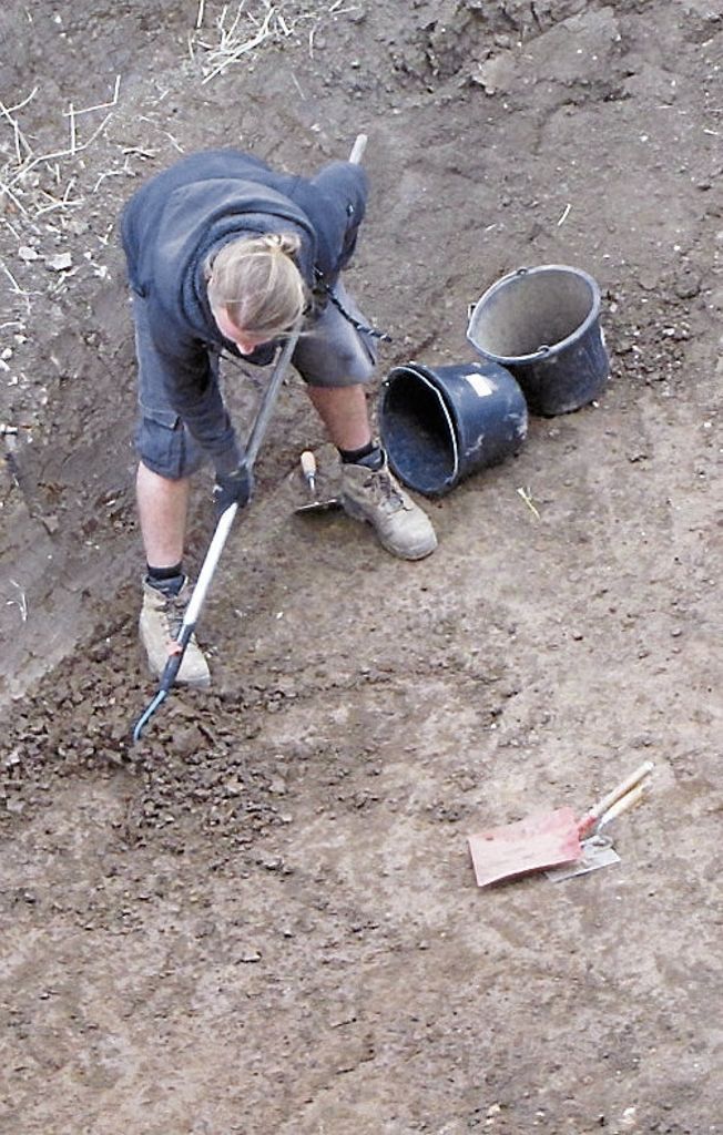 Knifflige Aufgabe für die Archäologen auf der „Feinputzfläche“.