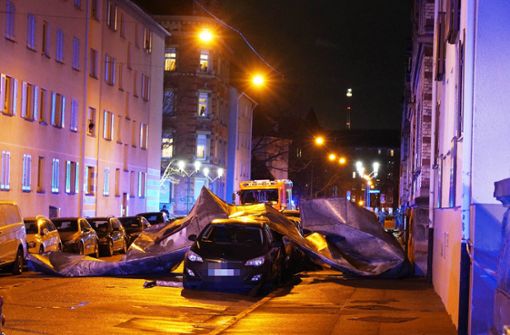 Das Sturmtief „Zeynep“ hat in Stuttgart-Nord Teile eines Blechdachs abgedeckt. Foto: Andreas Rosar/Fotoagentur-Stuttgart