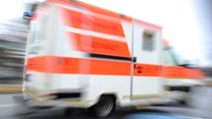 Rettungswagen und Auto kollidieren –  Vier Verletzte