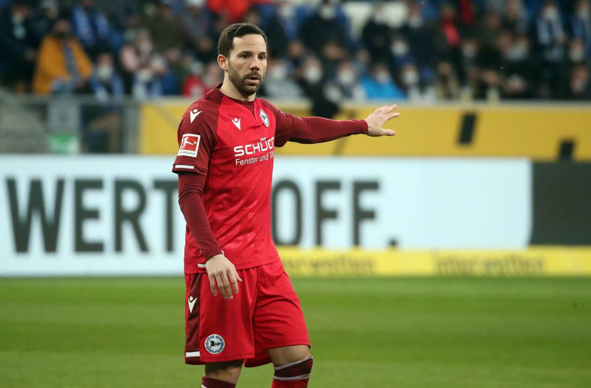 Seit Dezember 2021 steht Gonzalo Castro bei Arminia Bielefeld unter Vertrag – jetzt trifft er auf den VfB, bei dem sein Vertrag im vergangenen Sommer nicht verlängert wurde. In unserer Bildergalerie zeigen wir, wie sich Castro und die anderen Abgänge des VfB bei ihren neuen Clubs schlagen.