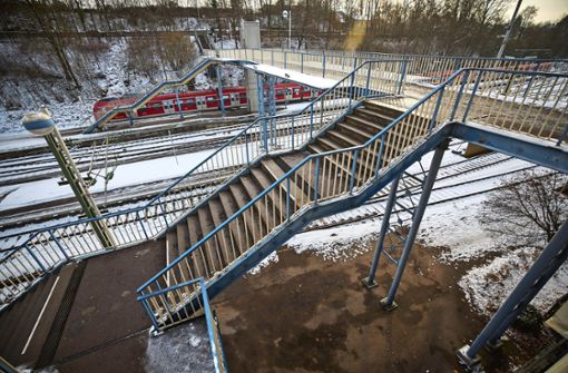 Ein Anblick, an den man sich leider gewöhnen muss: Der alte Steg am Bahnhof wird frühestens Ende 2023 abgerissen. Foto: Gottfried / Stoppel